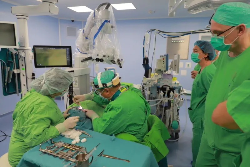 A Cochlear implantátumát ültetik be egy hallássérültnek a szegedi egyetem klinikáján