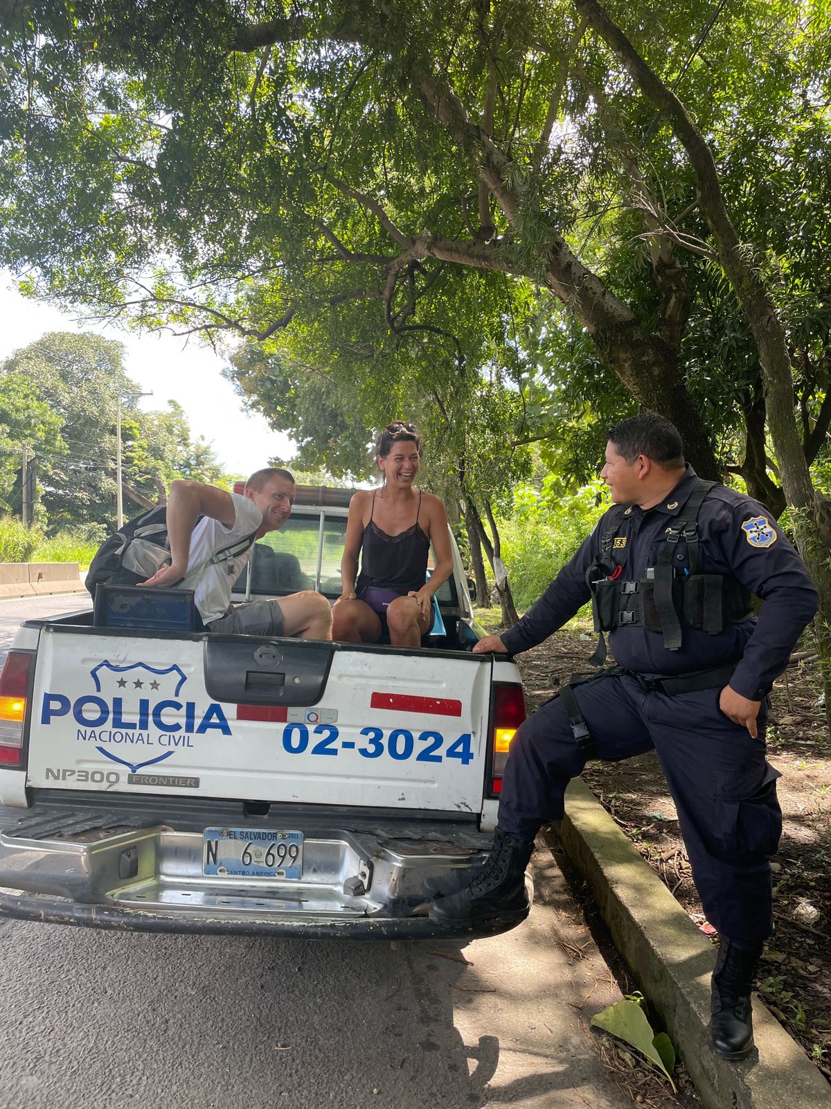 Tobi és Andi rendőrökkel stoppoltak El Salvadorban