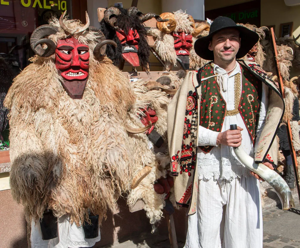 Baráth Gábor busómaszkokkal a mohácsi busójáráson