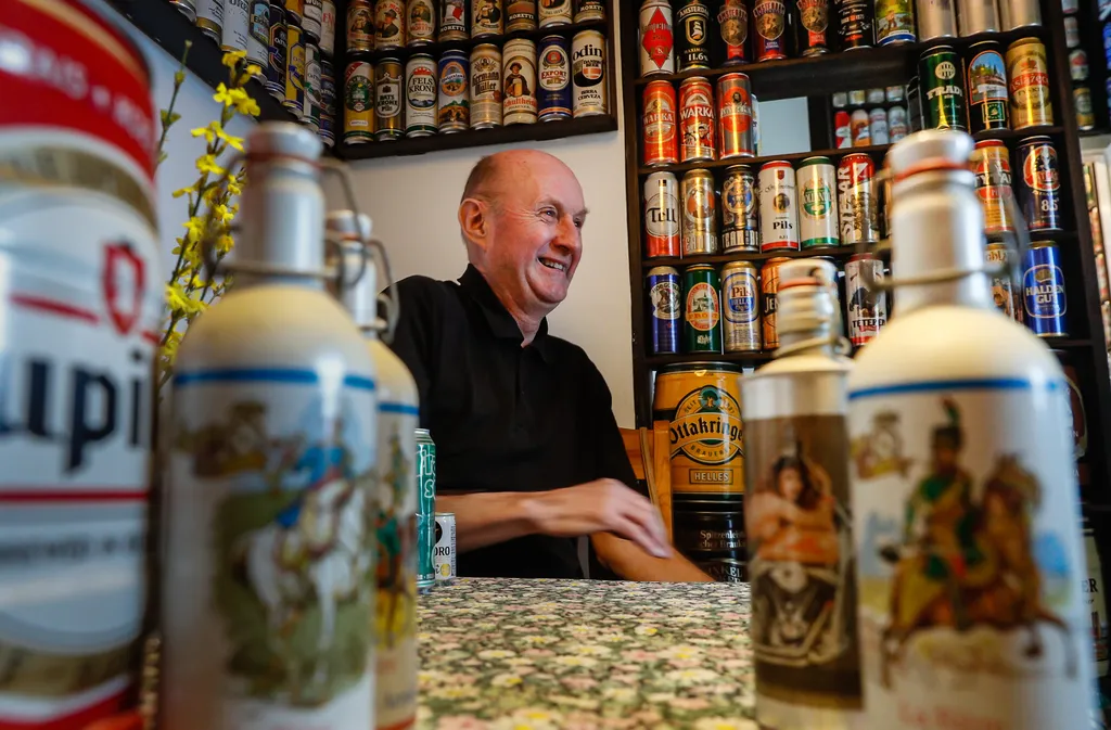 20230202 Körmend
Sávoly Zoltánnak 2100 sörös doboza van a negyedik emeleti lakásában

Fotó: Szendi Péter  SZP  Vas Népe  VN 

A képen: Sávoly Zoltán