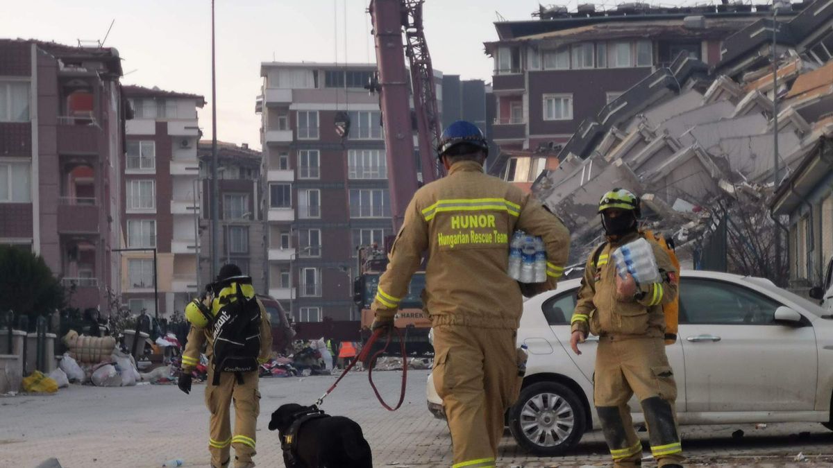 Síri csend a romokon: a magyar kutatócsapat nem adja fel a reményt