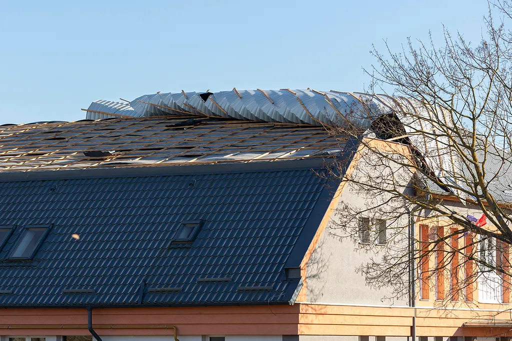 Murakeresztúr, 2023. február 4.
A murakeresztúri faluház erős széltől megrongálódott tetőszerkezete 2023. február 4-én.
MTI/Varga György