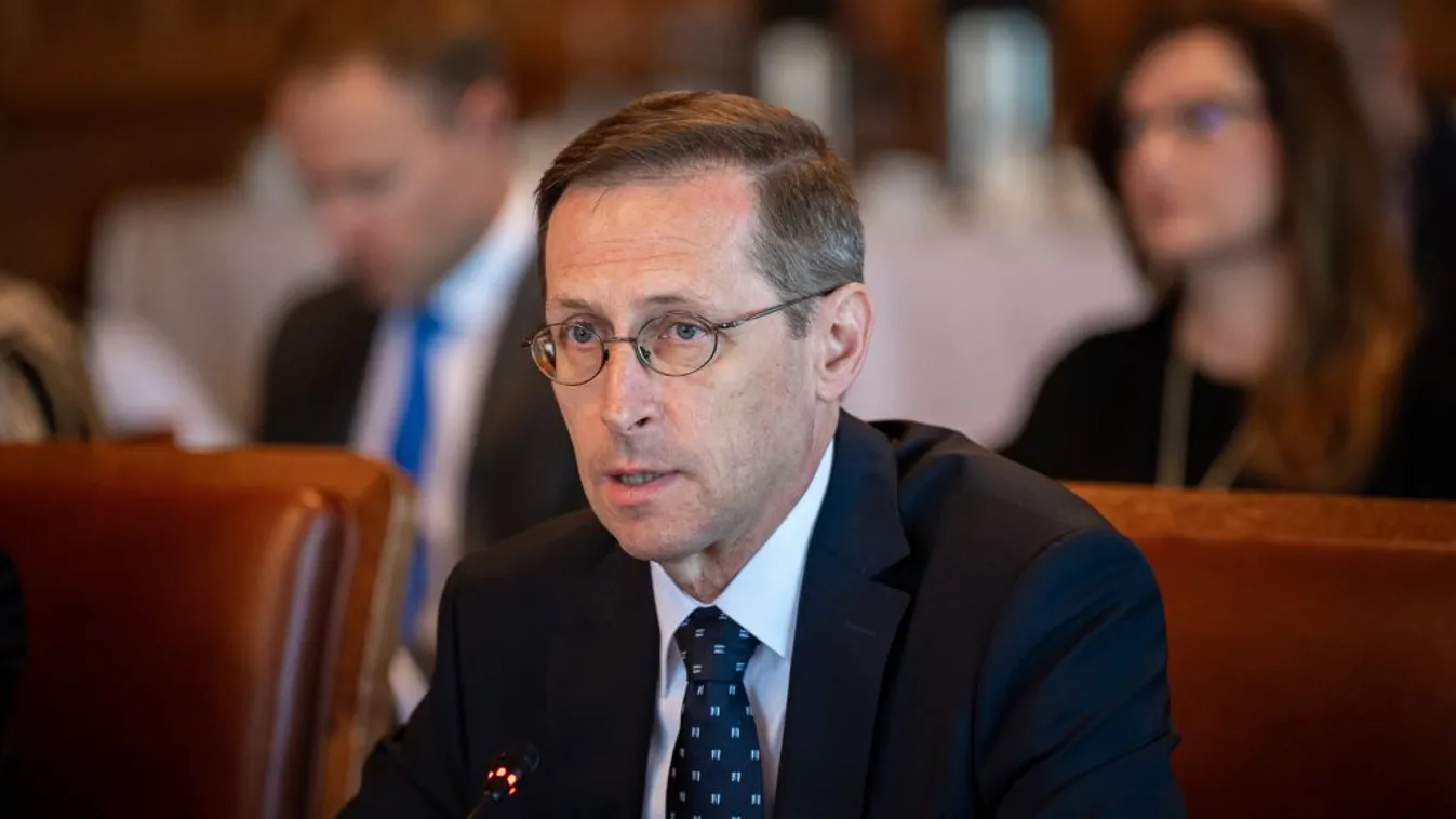 Varga Mihály: munkahelyvédelem, a nyugdíjak és rezsi védelme