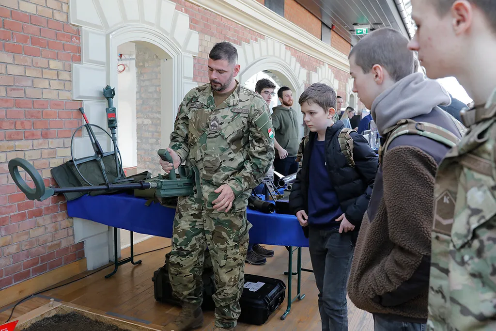 haditechnikai bemutató bálna