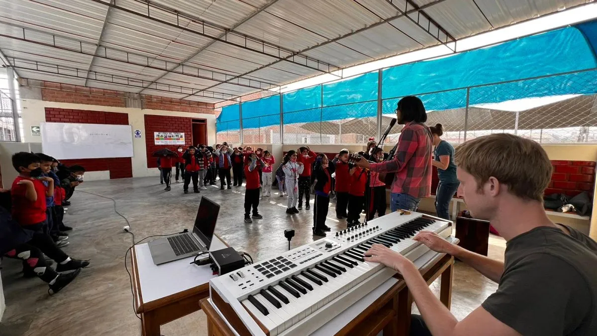 Tobias konceretet ad egy helyi iskola alsósainak Peruban