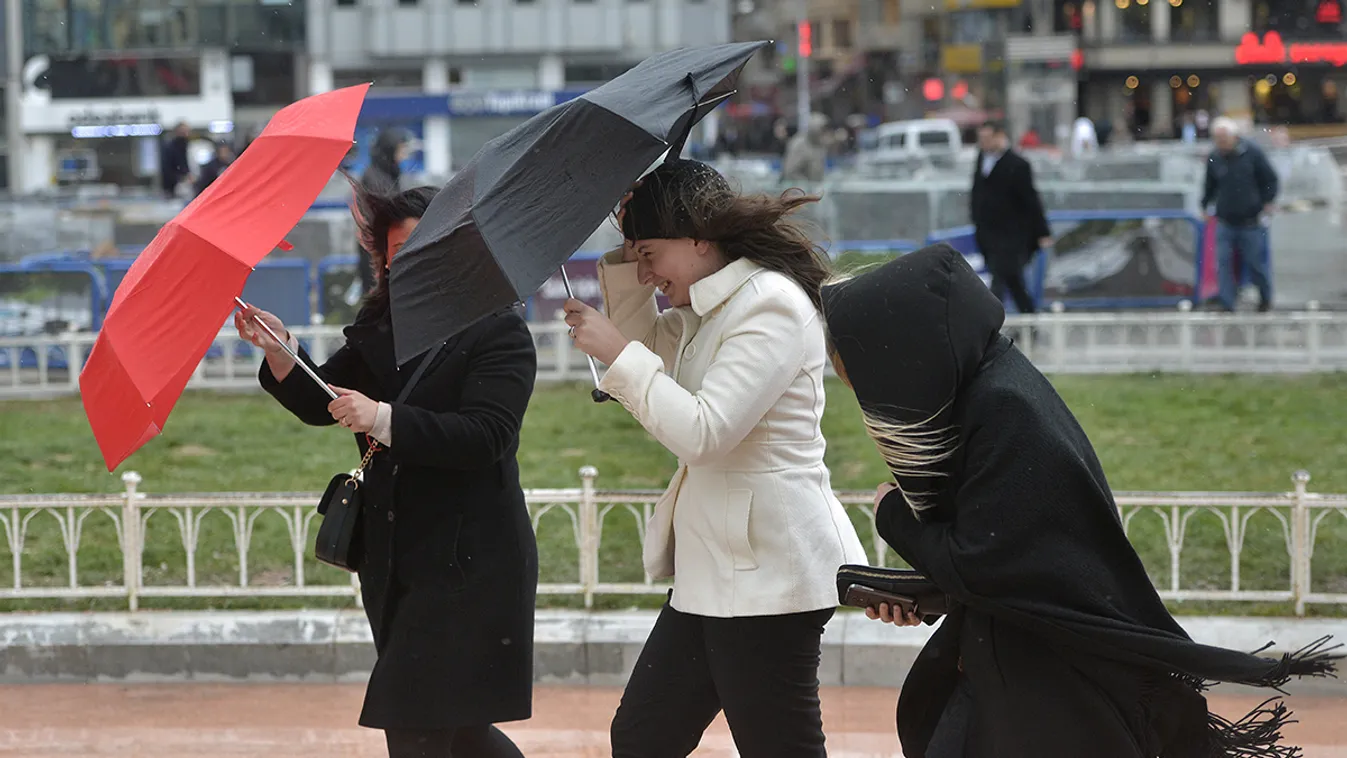 Riasztás: Több helyen fákat csavar ki az óriási szélvihar