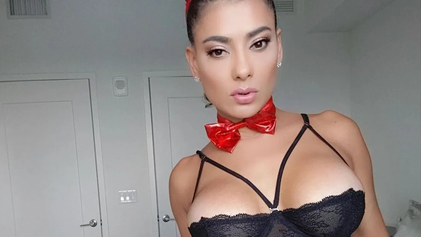 Melltartó nélkül nézelődött a bombázó latina műsorvezető