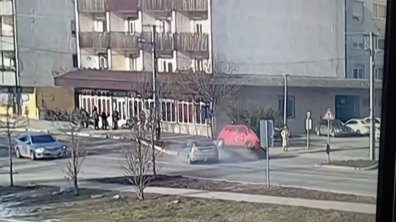 Videóra vették a balesetet, egy terhes kismama is megsérült