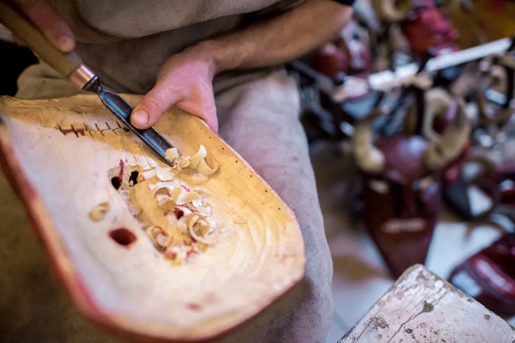 Baráth Gábor busómaszkot készít