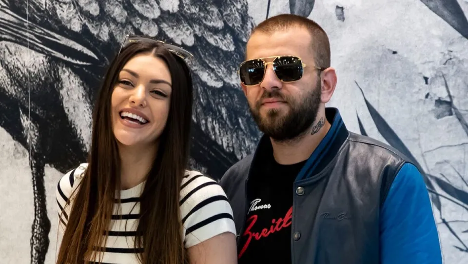 20220421 BudapestTejmadár megnyitó fotó: Szabolcs László (SZL)Ripost képen: Kulcsár Edina és G. w. M