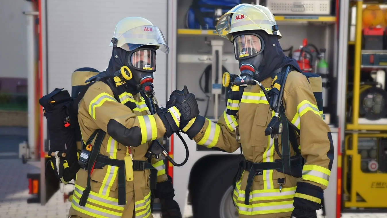 Lakóövezet mellett kapott lángra a nádas Fonyódnál - Videó