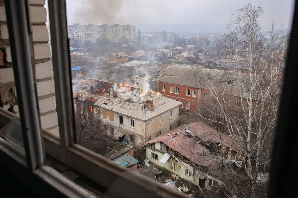 Bahmut, 2023. február 28.
Égő ház a kelet-ukrajnai Donyecki területen fekvő, az orosz hadsereg által ostromlott Bahmutban 2023. február 27-én.
MTI/AP/Jevhen Tyitov