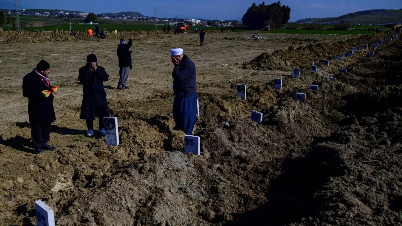 Megrázó: tömegsírokba rakják a földrengés áldozatait