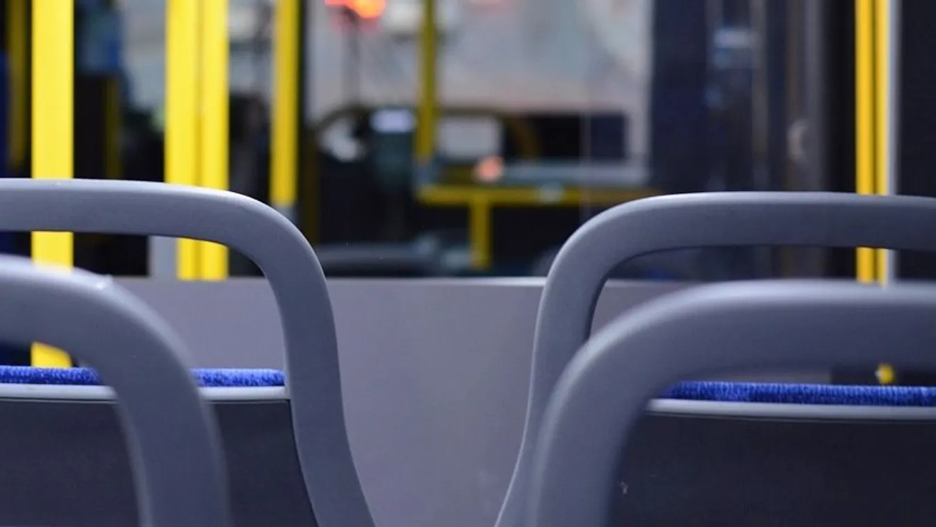 Beleverték a kislány a fejét az ablakba a buszon - videó