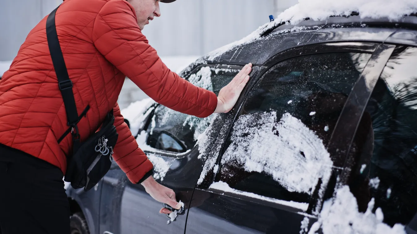 Befagyott autóajtó: ez oldja meg a problémát
