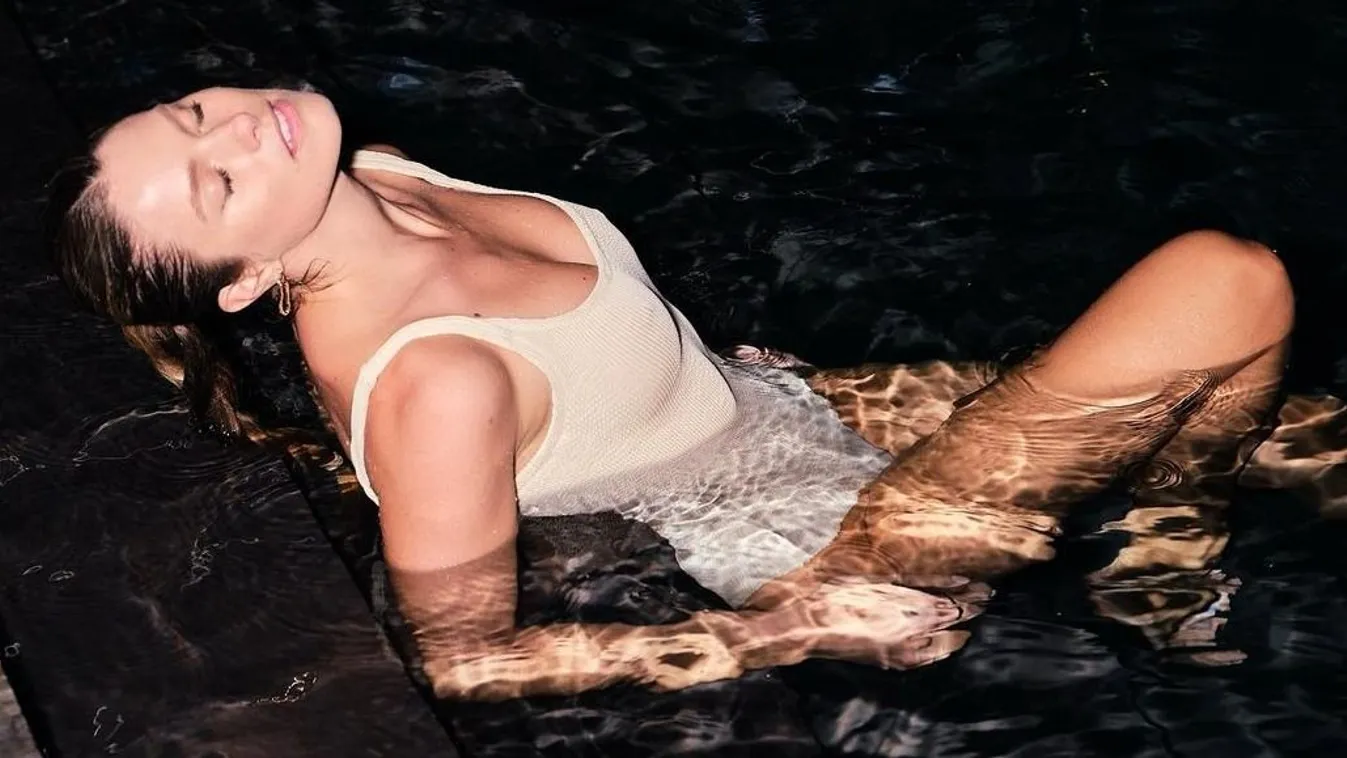 Ringó mellű üzletasszony kéjeleg a lábai közé dugott kézzel