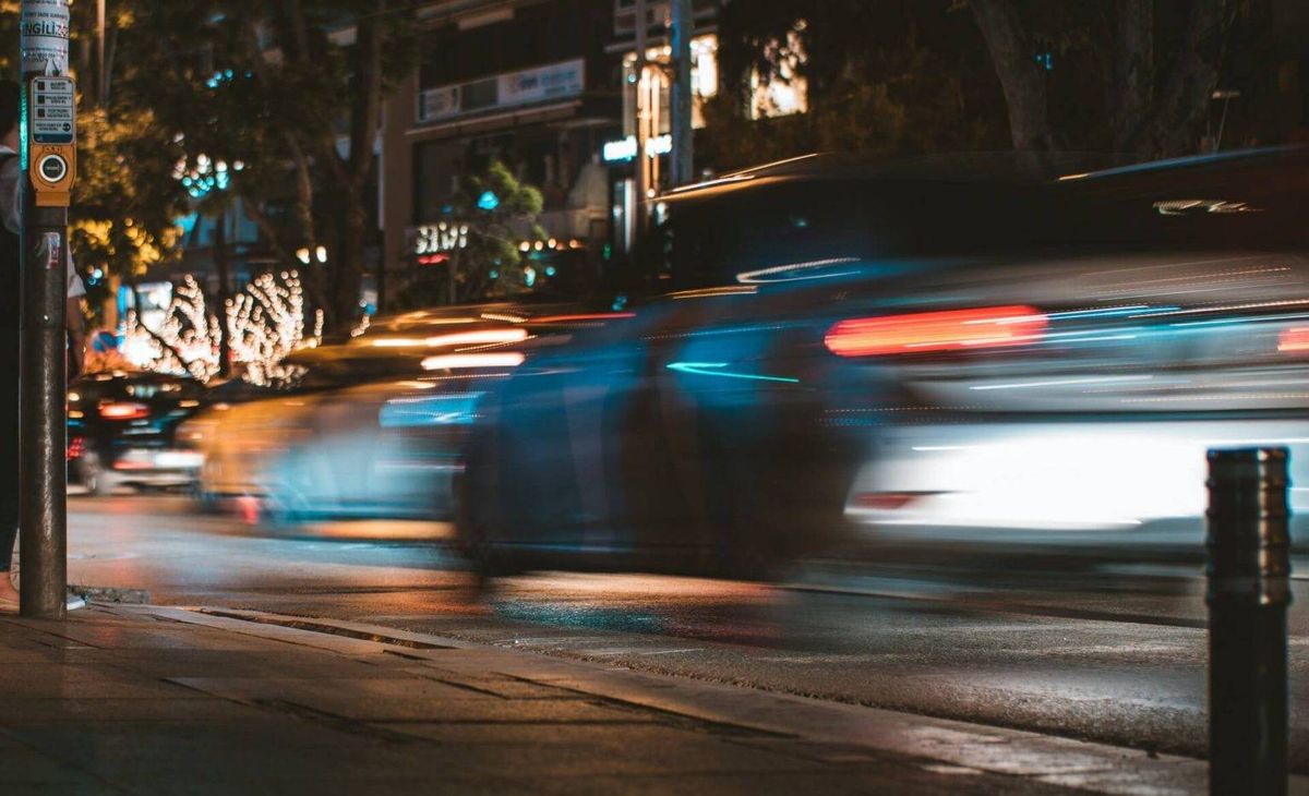 autó, kocsi, száguldás, sebesség, Pexels illusztráció