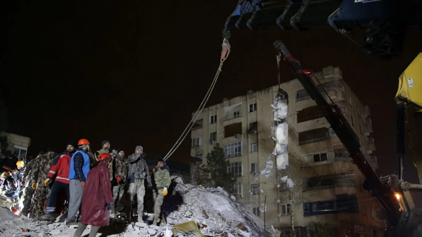 Harminchat országból érkeztek mentőcsapatok Törökországba