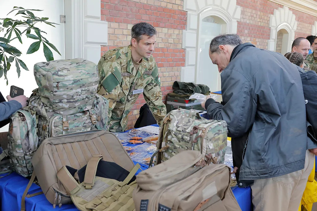 haditechnikai bemutató bálna