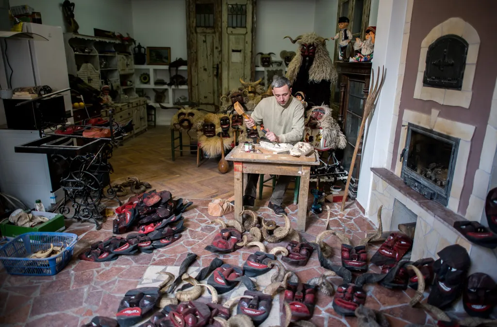 Baráth Gábor busómaszkot készít