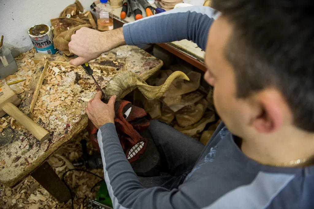 Baráth Gábor busómaszkot készít