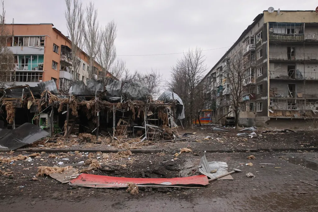 Bahmut, 2023. február 28.
Romos épület a kelet-ukrajnai Donyecki területen fekvő, az orosz hadsereg által ostromlott Bahmutban 2023. február 27-én.
MTI/AP/Jevhen Tyitov