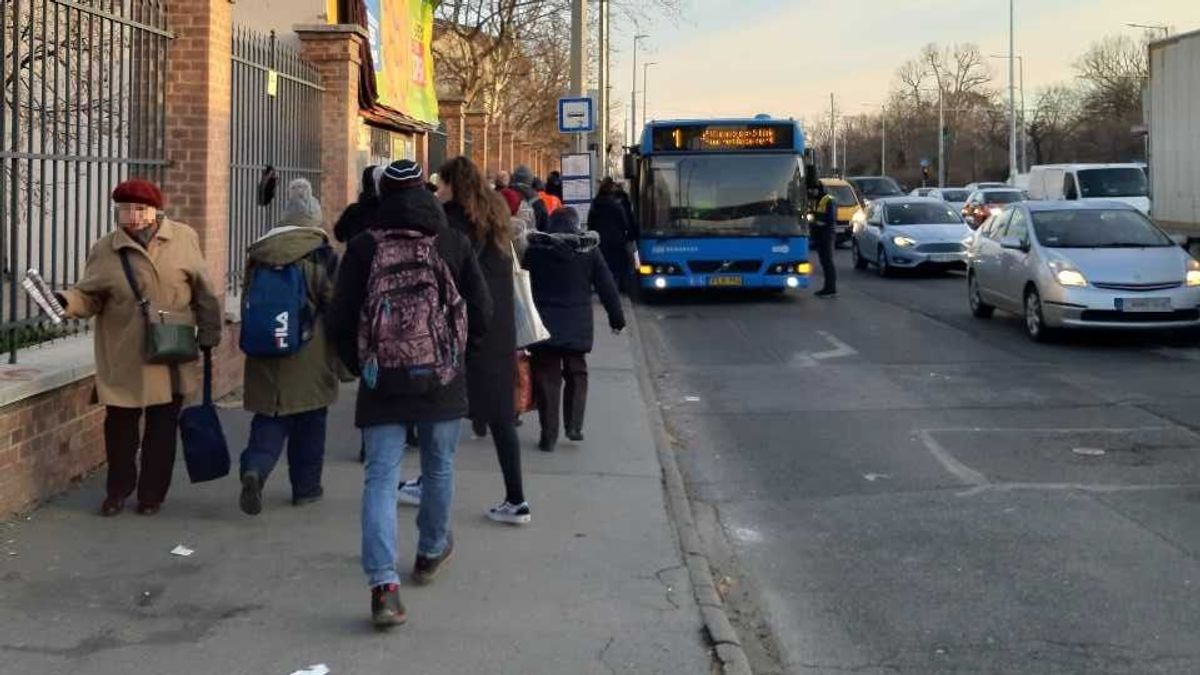 Most kaptuk: nem jár az 1-es villamos, lezárták a Rákóczi hidat - Fotó