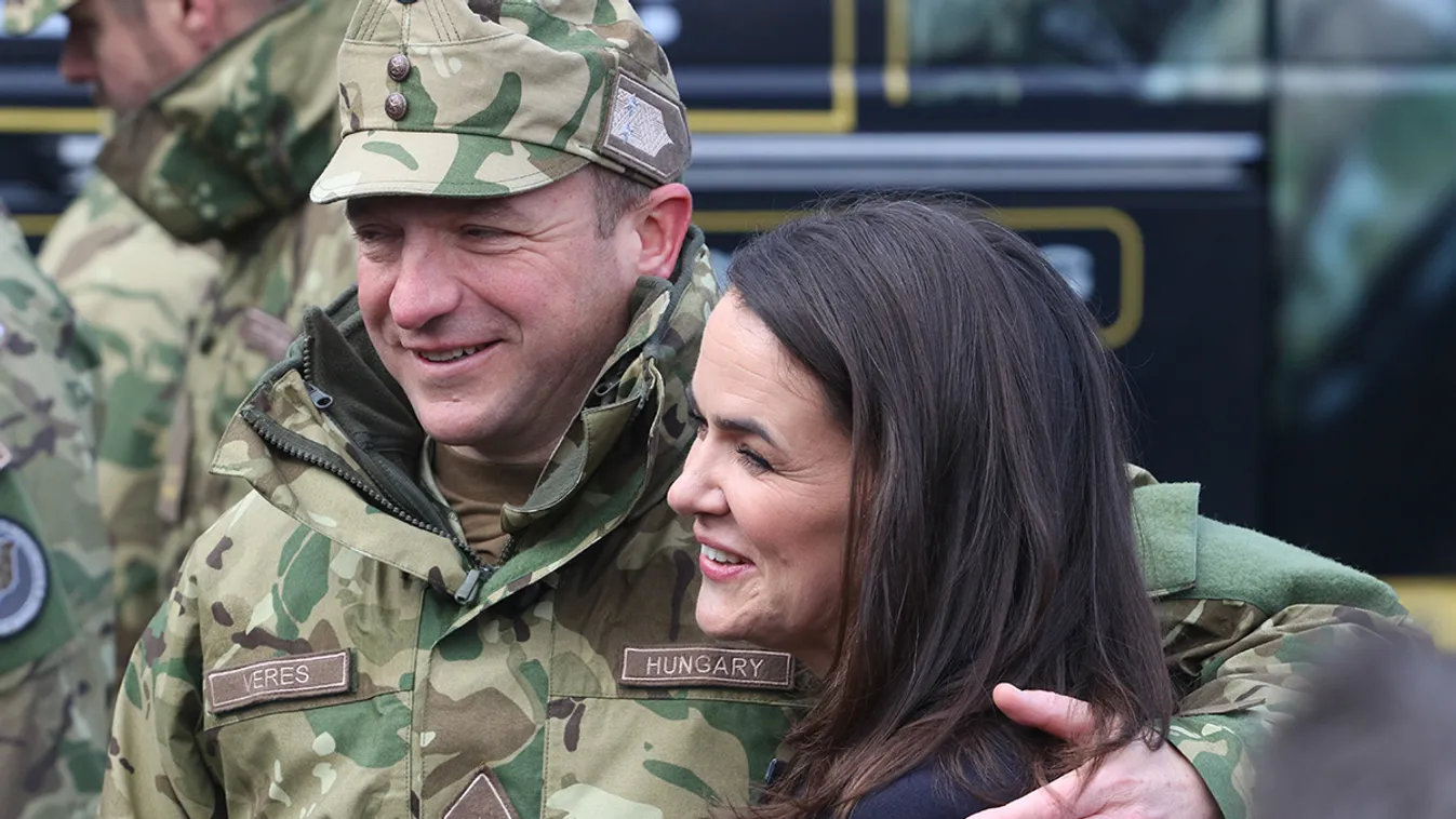 Videón Novák Katalin férjének katonai eskütétele