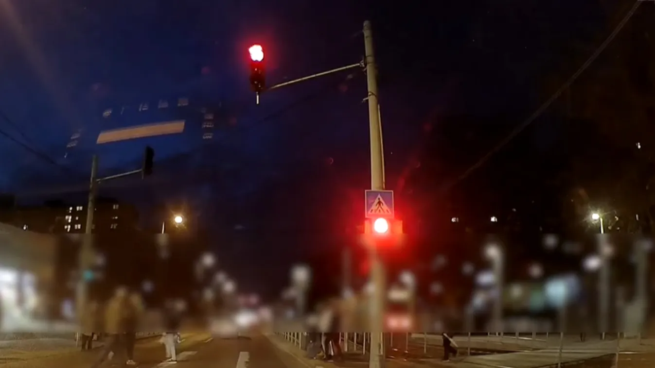 Zebrán átkelő gyalogosok közé hajtott az autós az Üllői úton