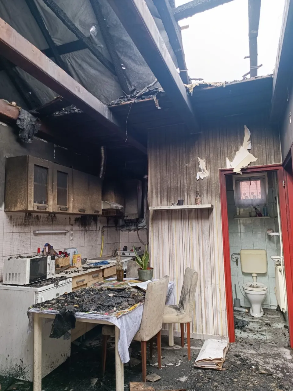 Leégett Németh Gábor és terhes felesége, Eliz háza