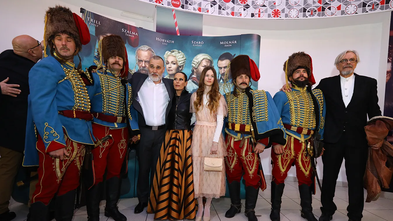 Huszárok foglalták el a Corvin-negyedet! Így érkeztek a sztárok a Hadik díszbemutatójára - Galéria!