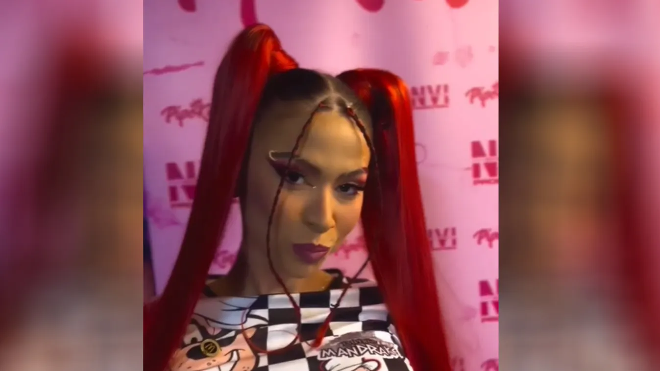 Színpadon kényeztette rajongója az énekesnőt