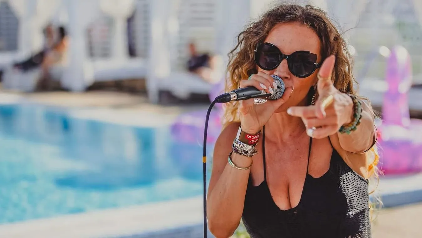 A magyar énekesnő testvére után a szerelmét is elvesztette