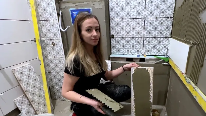 Mutatjuk, hogy csempézik a dögös burkoló lány