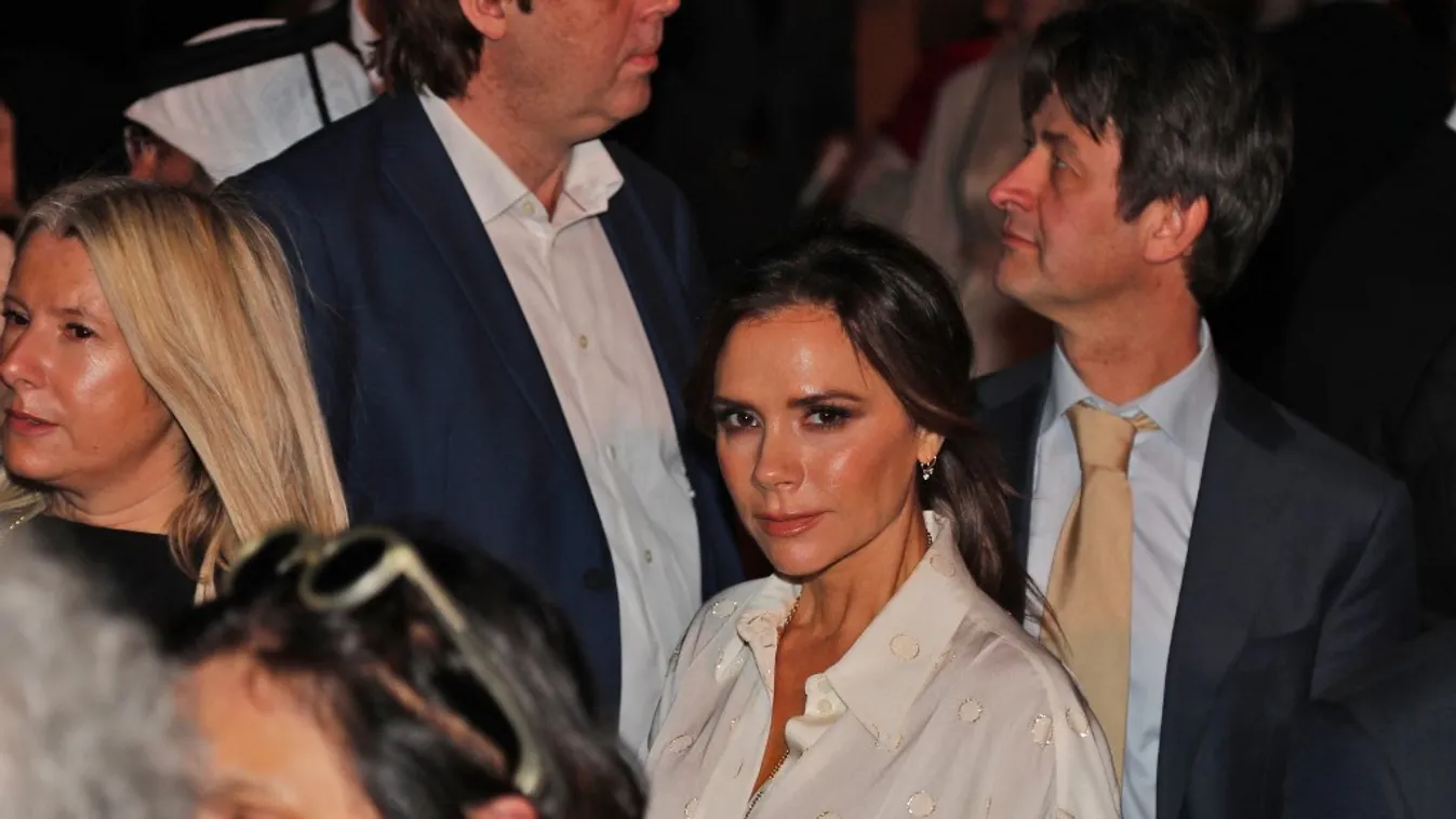 "Ez a kedvenc ruhám" - Victoria Beckham melltartó nélkül villantott