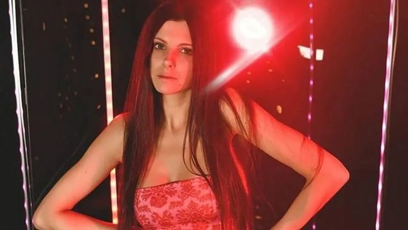 Falatnyi tangában állt ki az ablakba a szülinapos kebelcsoda