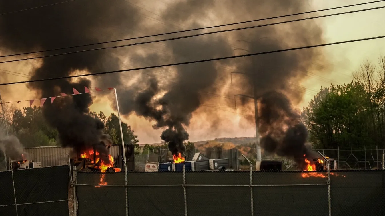 Antifa-terrortámadás, megrohantak egy rendőrőrsöt