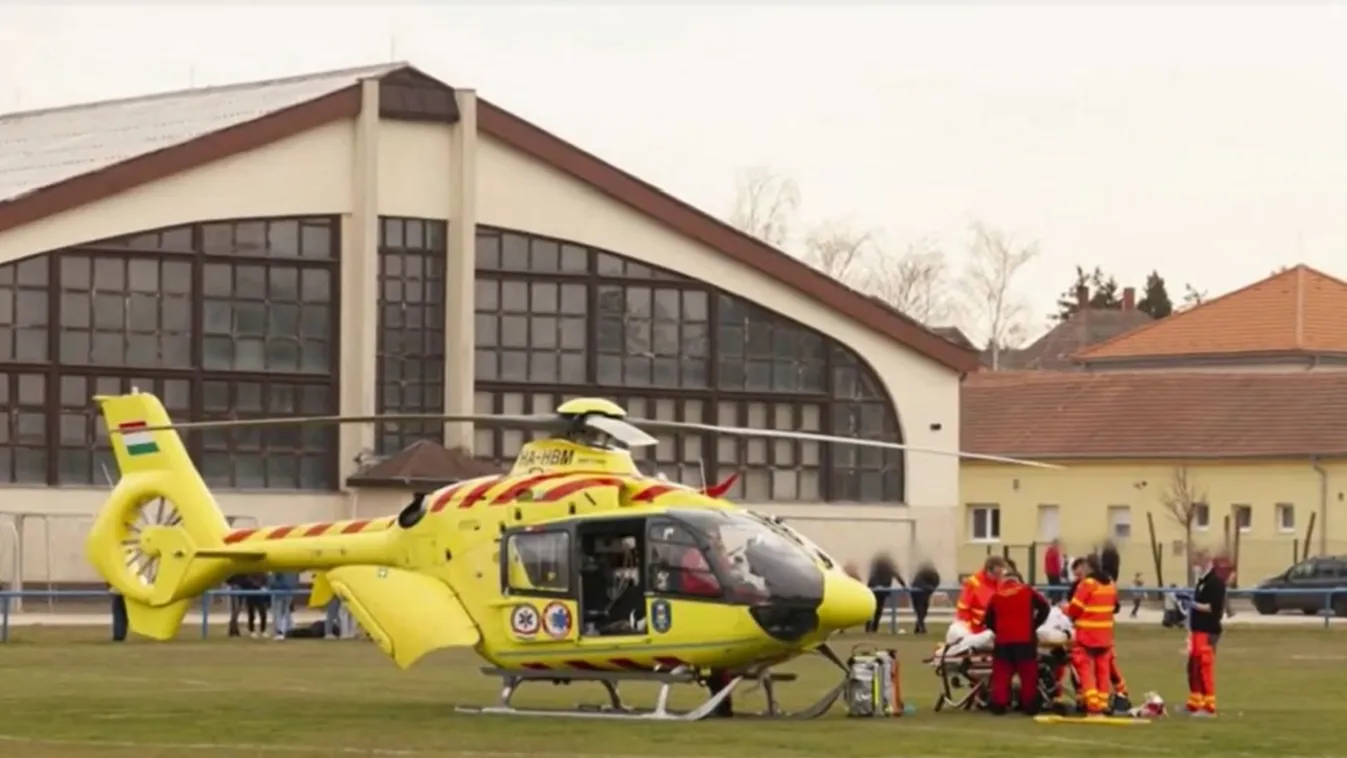 Megfagyott a levegő a lelátón: a földre zuhant egy focista