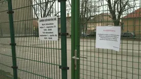 Népharag zúdult a ceglédi panel-sportpályát és kutyafuttatót lezárató nyugdíjasokra