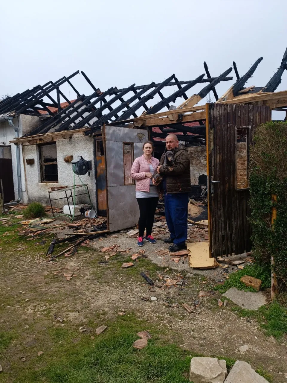 Leégett Németh Gábor és terhes felesége, Eliz háza