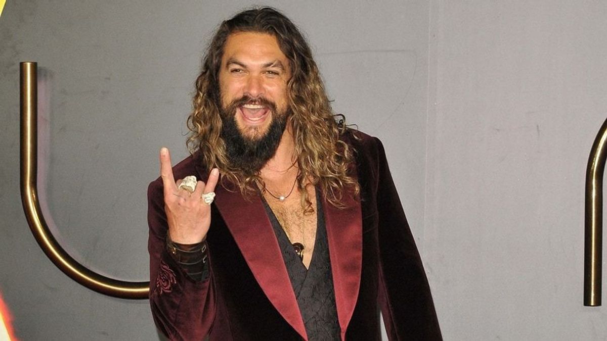 Nem bír magával Jason Momoa: már megint a pucér hátsóját mutogatta - Videó