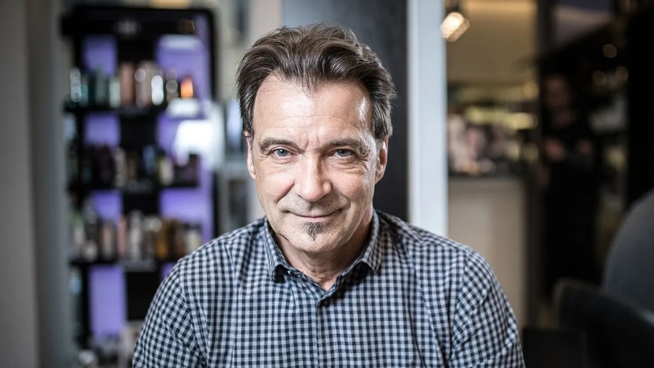 Büszkén mutatta meg fia diplomáját Hajas László