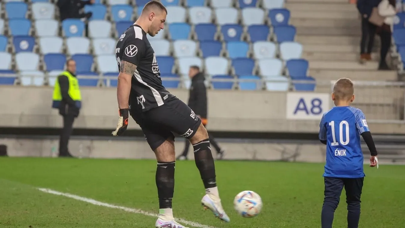 Megszólalt a közellenség kapus: kárpótolja a fiút.