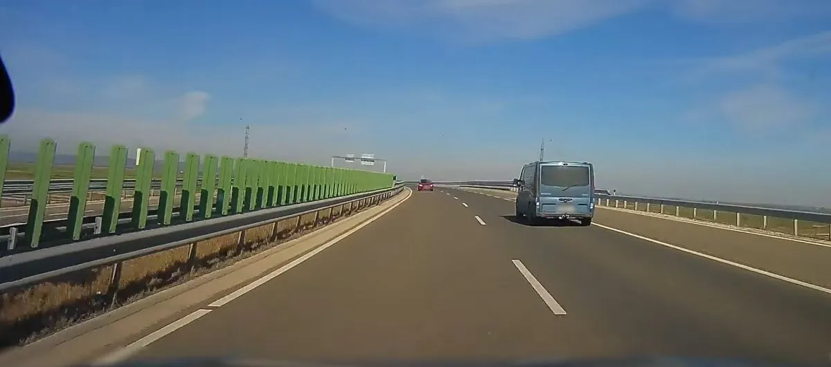 Szemből érkező autós