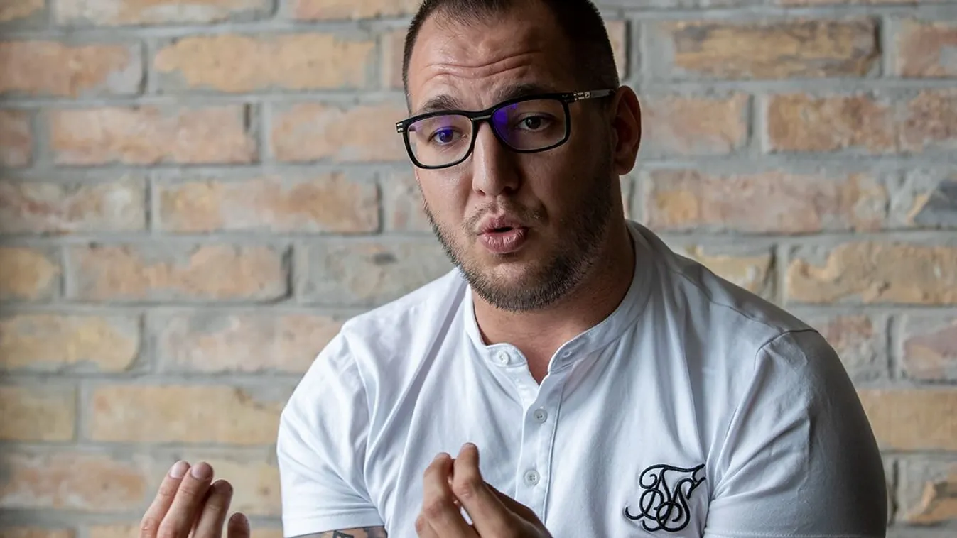 Curtis mindent kiteregetett Majkáról