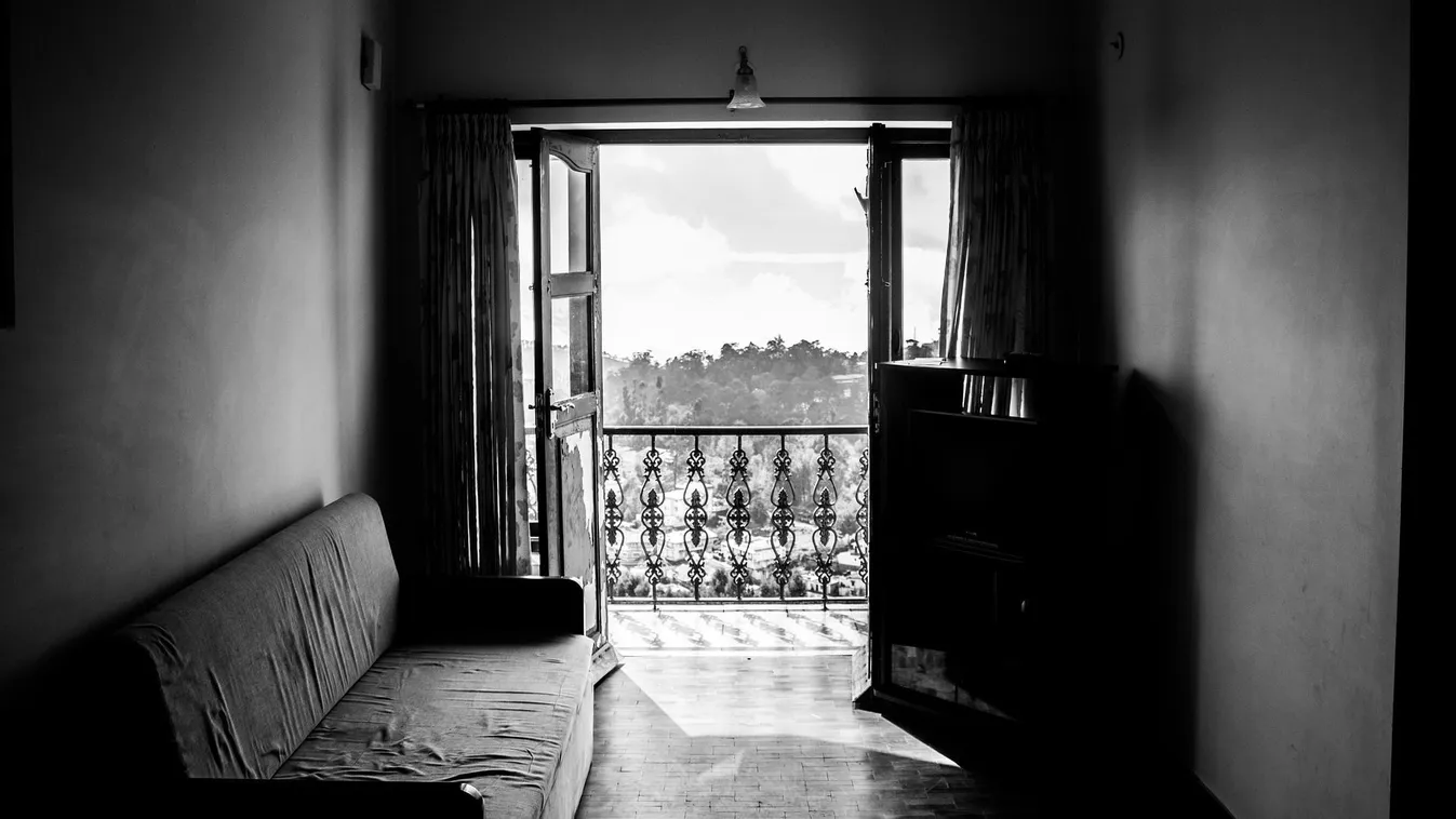 Összeesküvés-elméletek miatt ugrott a halálba egy család