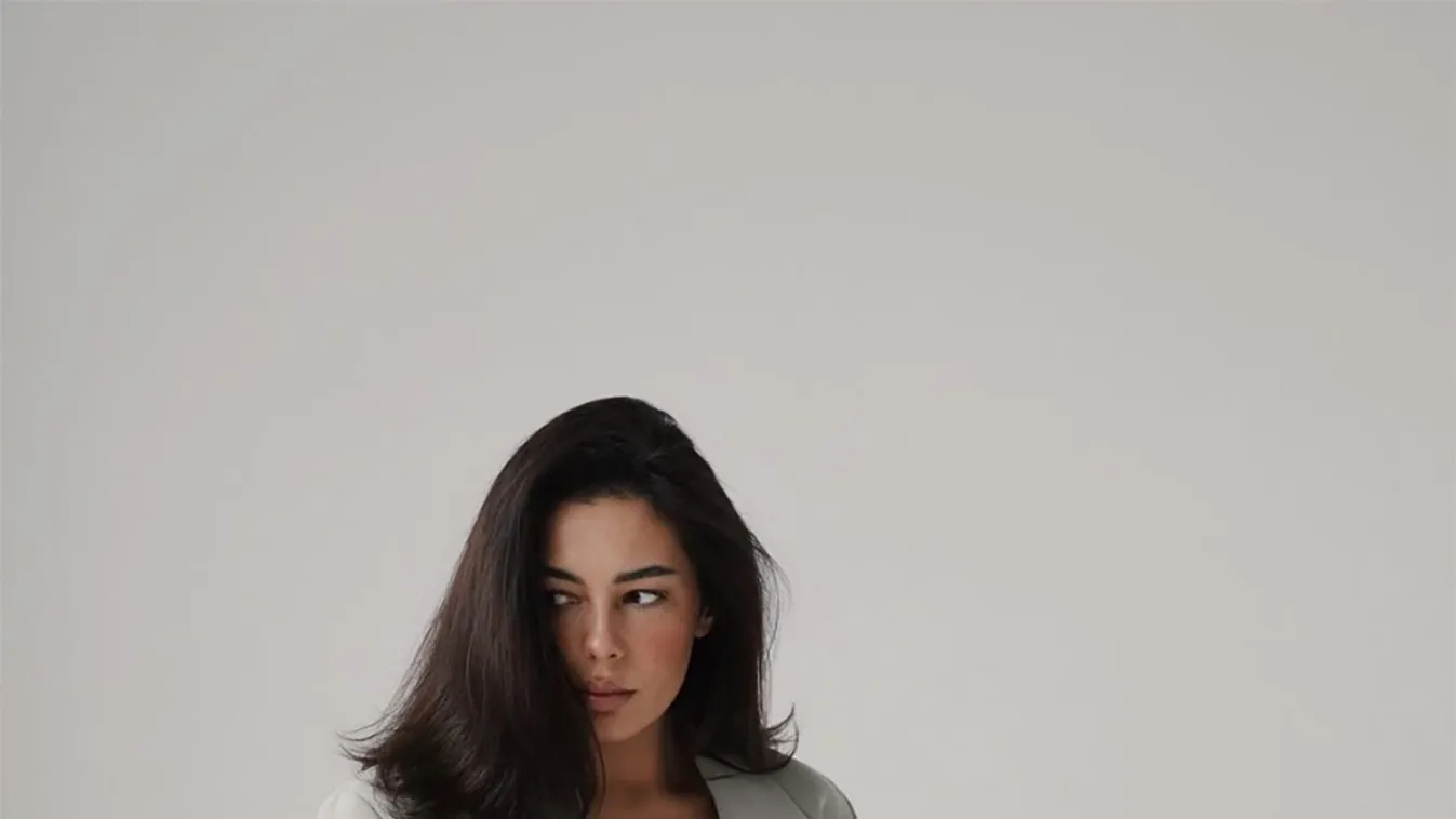 Az ukrán katonai hírszerzés kitüntetett egy erotikus modellt