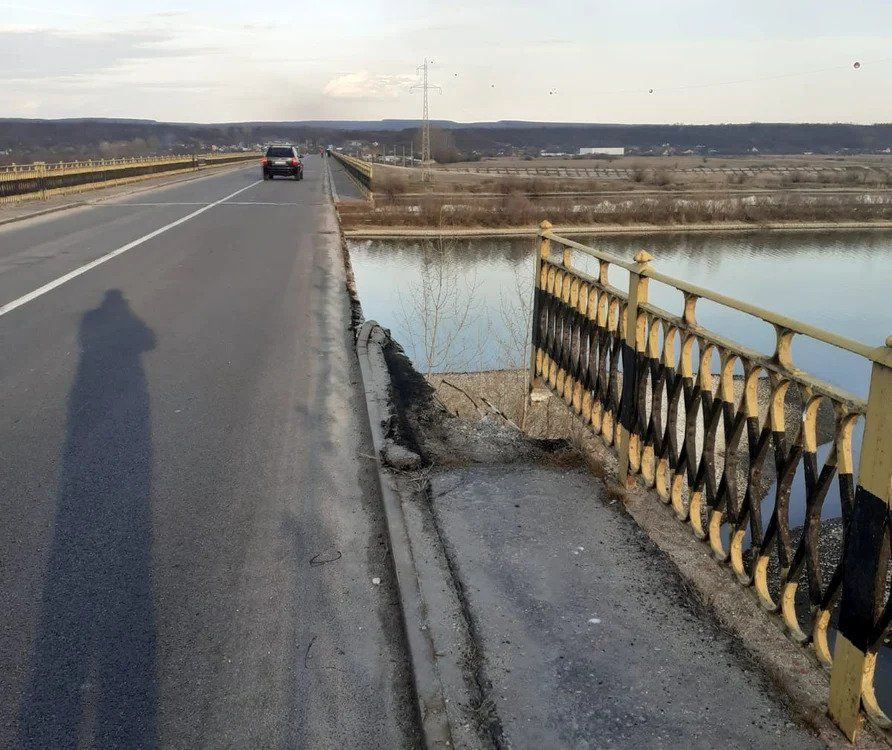 Beomlott híd Romániában