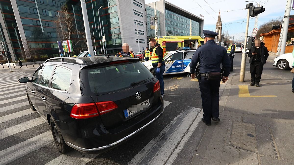 Közleményt adott ki a rendőrség: ezért hajtott fel a járdára az autós Budapesten