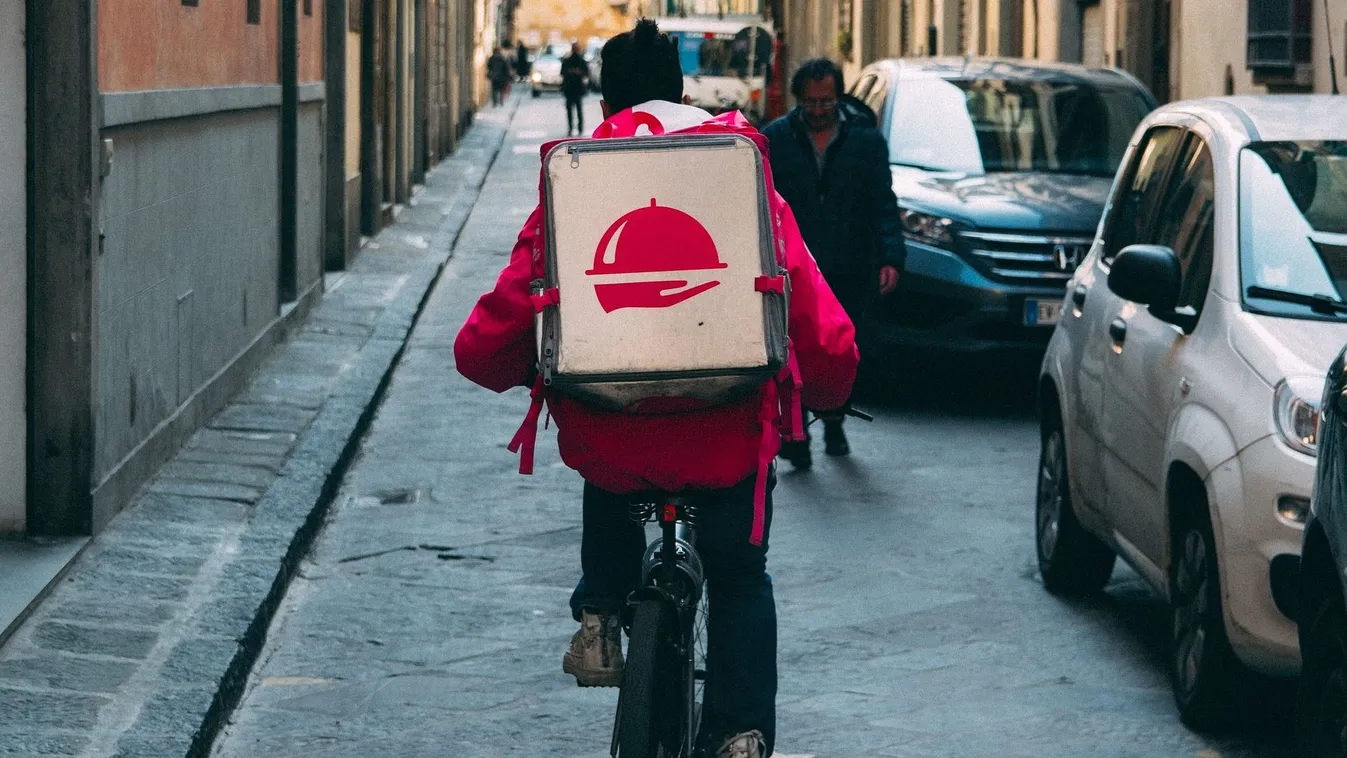 Kiakadt az ételfutár, bosszút állt az ügyfélen